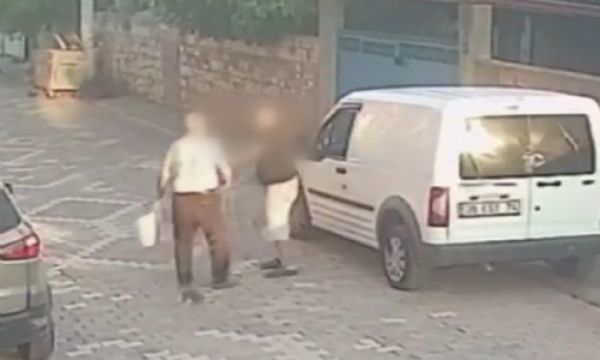 Yaşlı adama sopayla saldırdı!